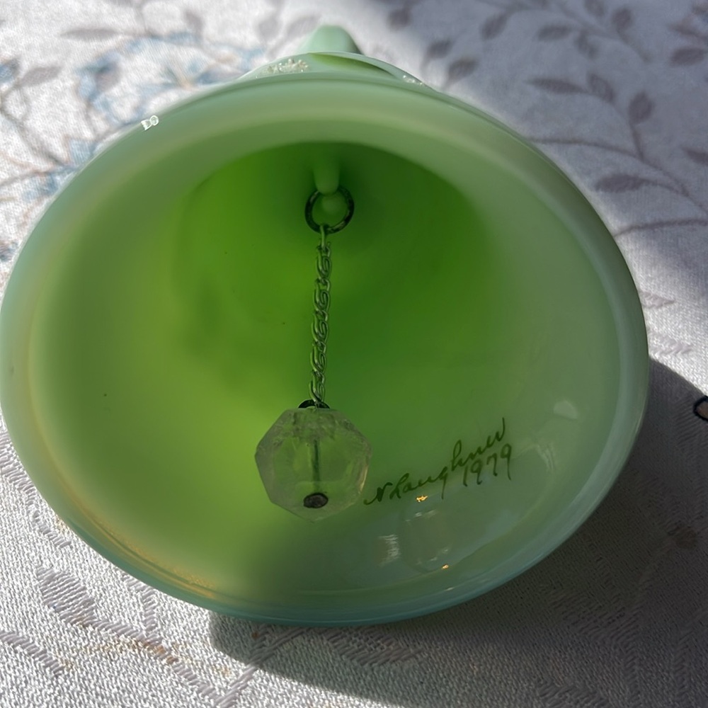Small Handmade Vintage 1979 green milk glass bell Westmoreland signed 5” - Picture 3 of 4